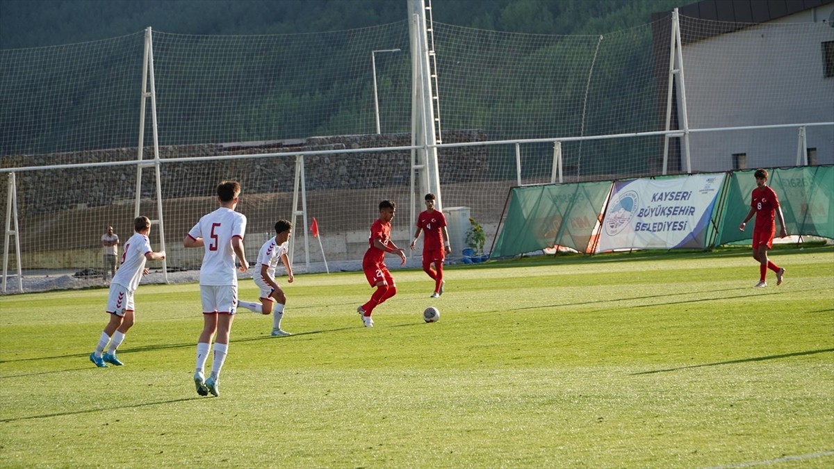 16 Yaş Altı Futbol Milli Takımı, Erciyes Yüksek İrtifa Futbol Turnuvası'ndaki ikinci maçında...