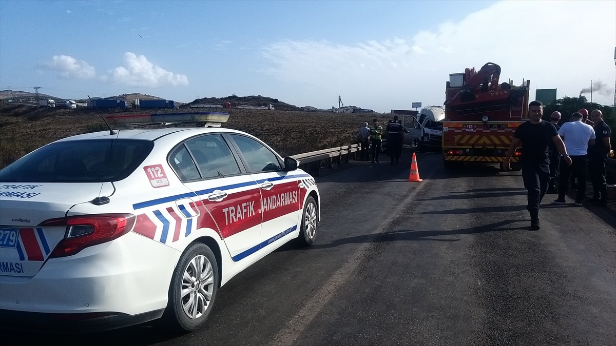 Adana'nın Ceyhan ilçesinde tır ile servis minibüsünün çarpışması sonucu 3 kişi öldü, 8 kişi...