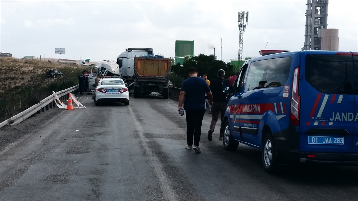 Adana'nın Ceyhan ilçesinde tırla servis minibüsünün çarpışması sonucu 4 kişi yaşamını yitirdi, 6...