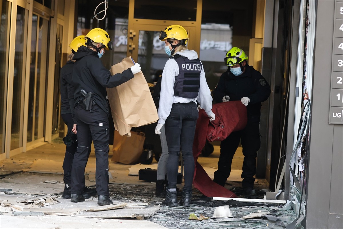 Almanya'nın Köln kentinde bir Türk'e ait eğlence mekanının da bulunduğu binanın girişinde meydana...