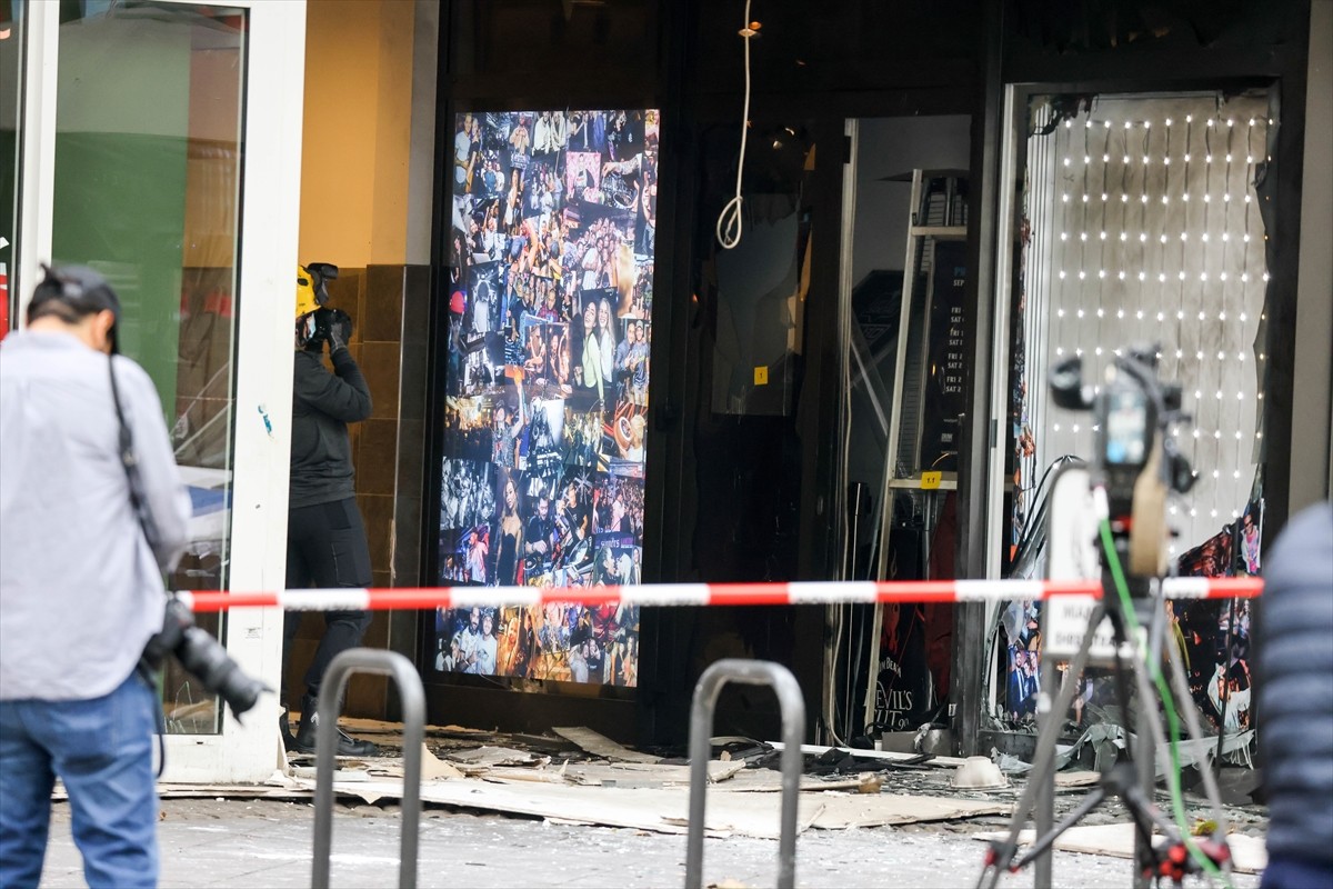 Almanya'nın Köln kentinde bir Türk'e ait eğlence mekanının da bulunduğu binanın girişinde meydana...