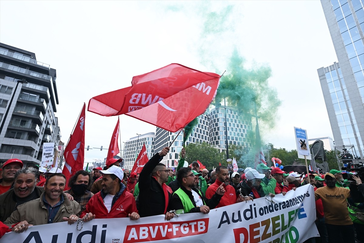 Belçika'daki çeşitli işçi sendikalarının çağrısıyla binlerce kişi, Brüksel Kuzey İstasyonu önünde...