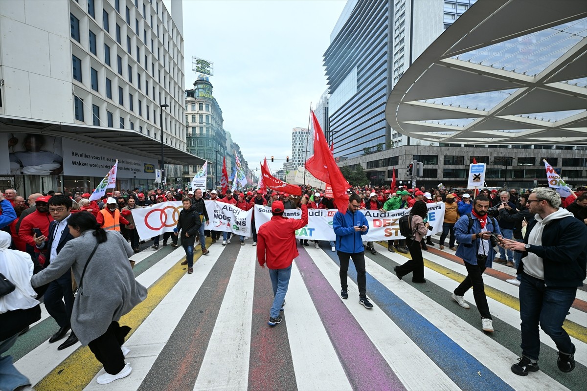 Belçika'daki çeşitli işçi sendikalarının çağrısıyla binlerce kişi, Brüksel Kuzey İstasyonu önünde...