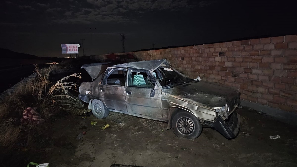 Çorum'da, Çorum-Osmancık kara yolu Gölünyazı mevkisinde otomobilin devrilmesi sonucu 4 kişi...