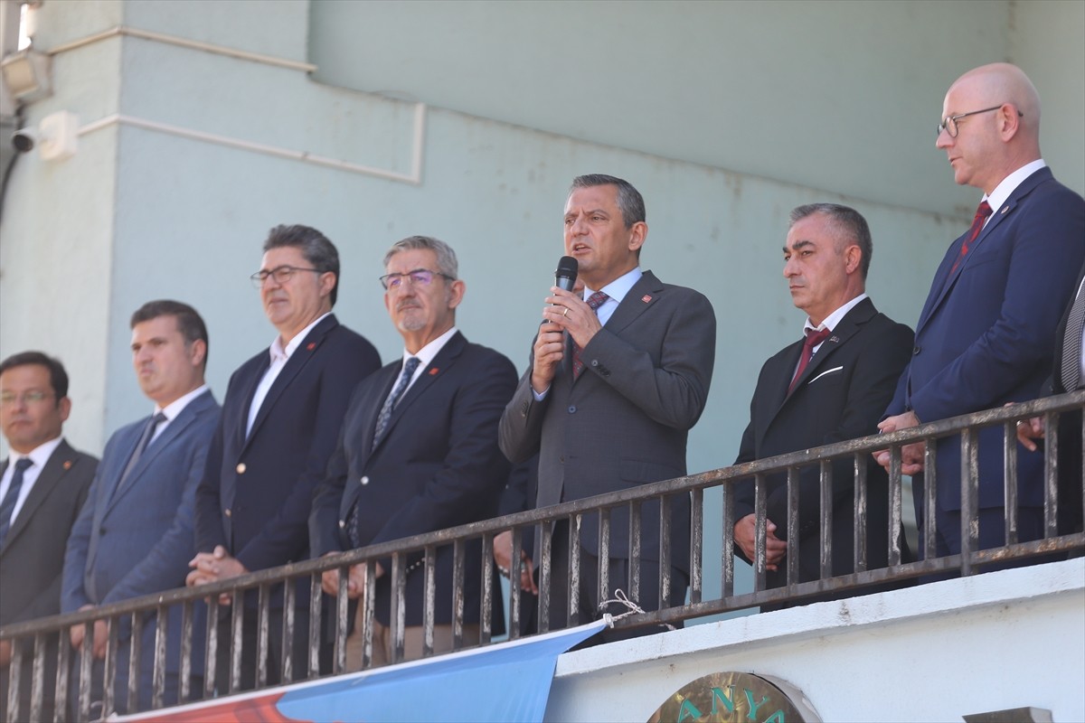 Cumhuriyet Halk Partisi (CHP) Genel Başkanı Özgür Özel, Balıkesir'in Manyas ilçesinde ziyaretlerde...