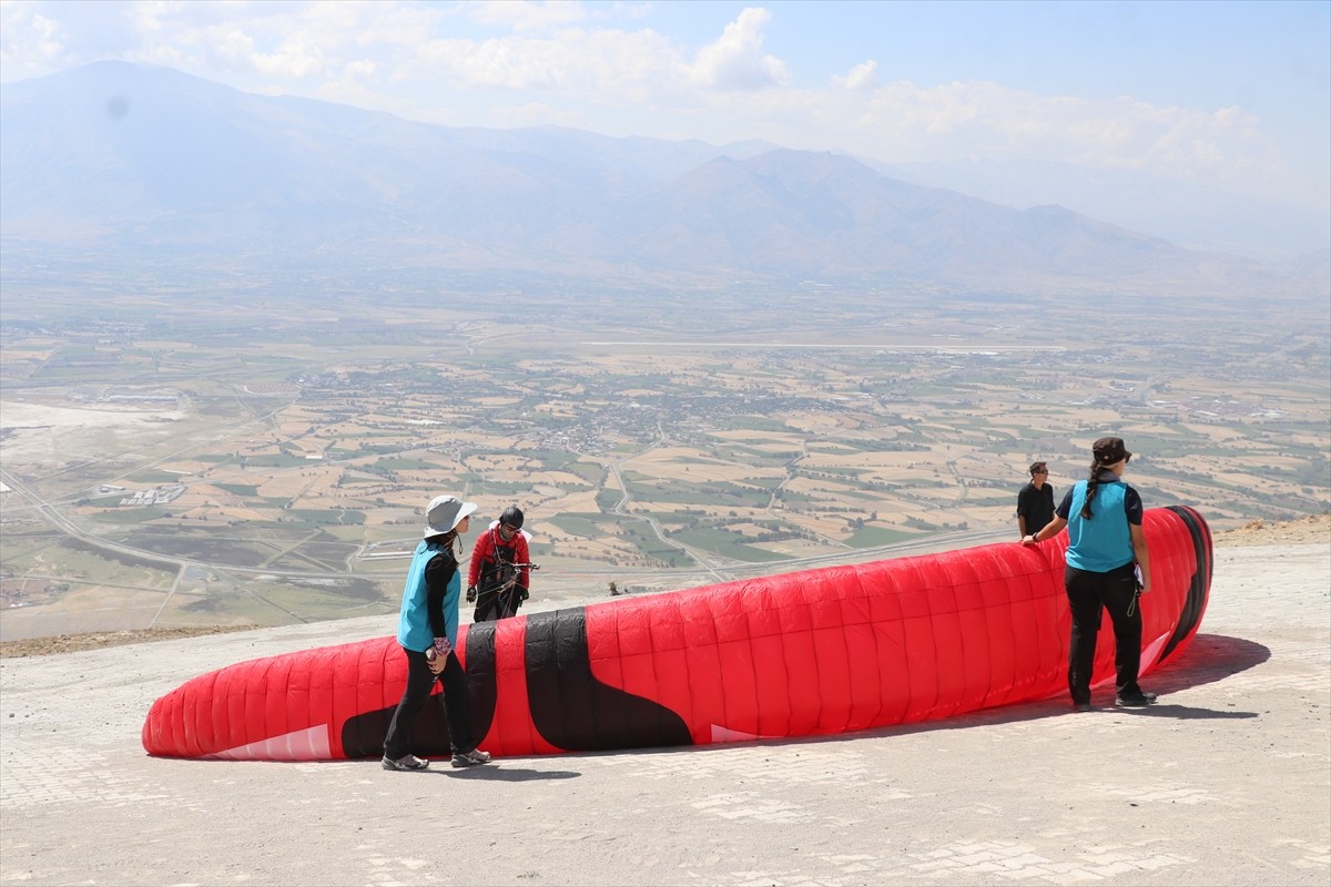 Erzincan'da düzenlenen Yamaç Paraşütü Hedef Eğitim Yarışması'na katılan Ahmet Saim Yılmaz, AA...