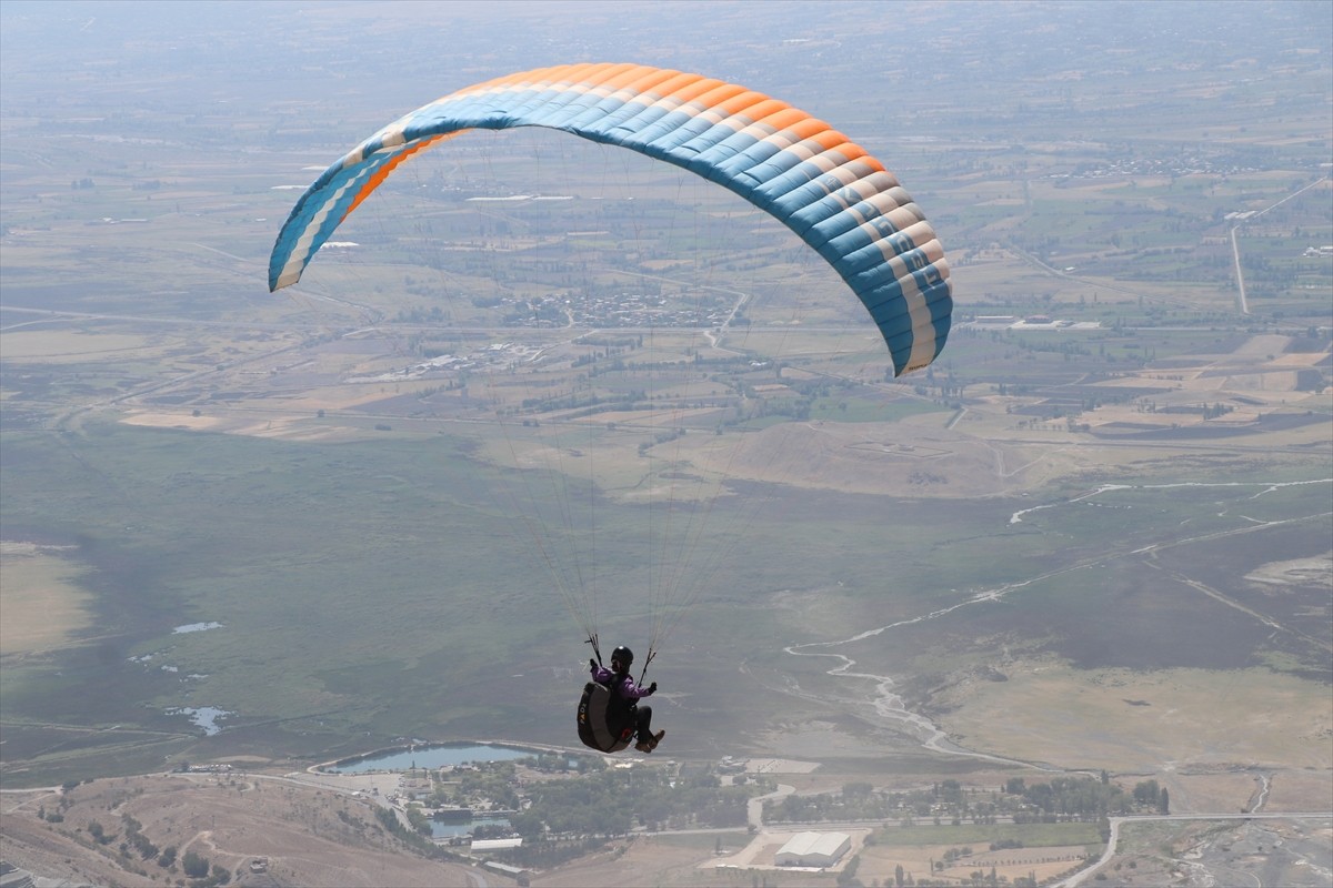 Erzincan'da düzenlenen Yamaç Paraşütü Hedef Eğitim Yarışması'na katılan Ahmet Saim Yılmaz, AA...