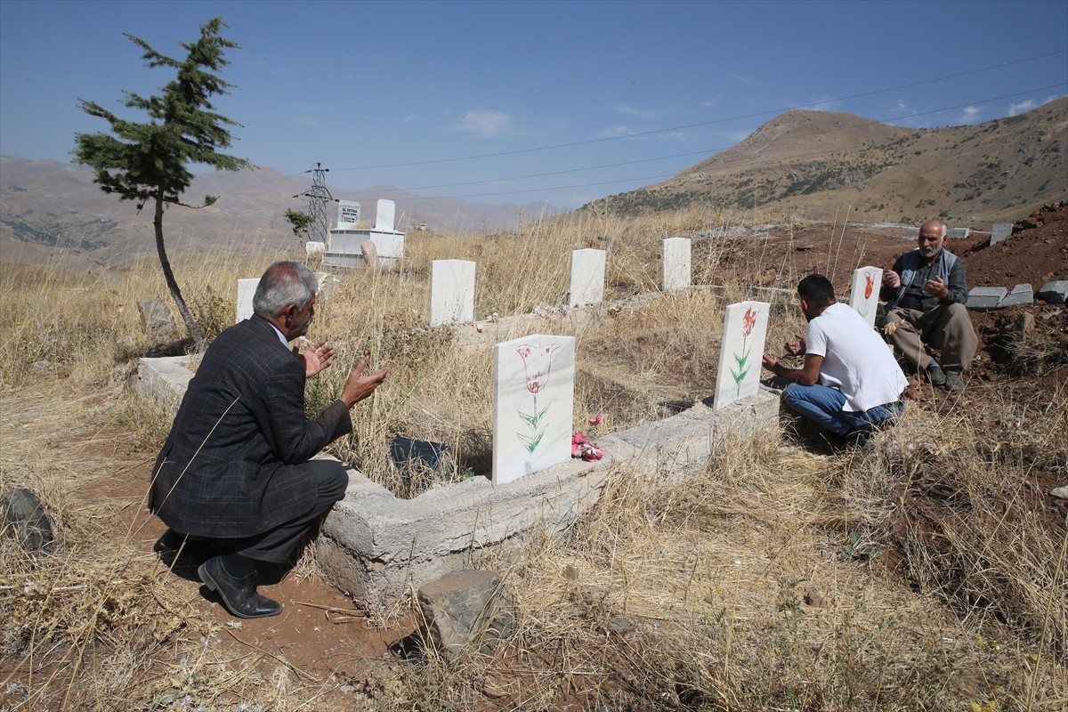 Hakkari'nin Geçitli köyünde 16 Eylül 2010'da PKK'lı teröristlerce yola tuzaklanan patlayıcının...