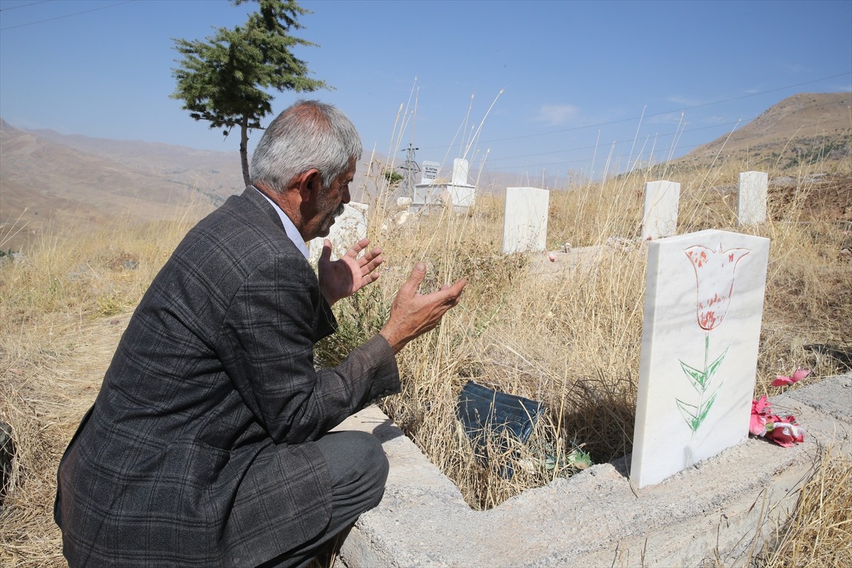 Hakkari'nin Geçitli köyünde 16 Eylül 2010'da PKK'lı teröristlerce yola tuzaklanan patlayıcının...