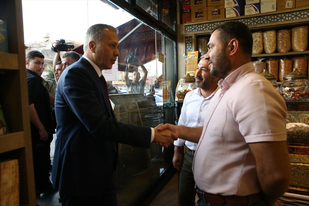 İçişleri Bakanı Ali Yerlikaya, Hatay'ın Dörtyol ilçesi Atatürk Caddesi'ndeki esnafları ziyaret...