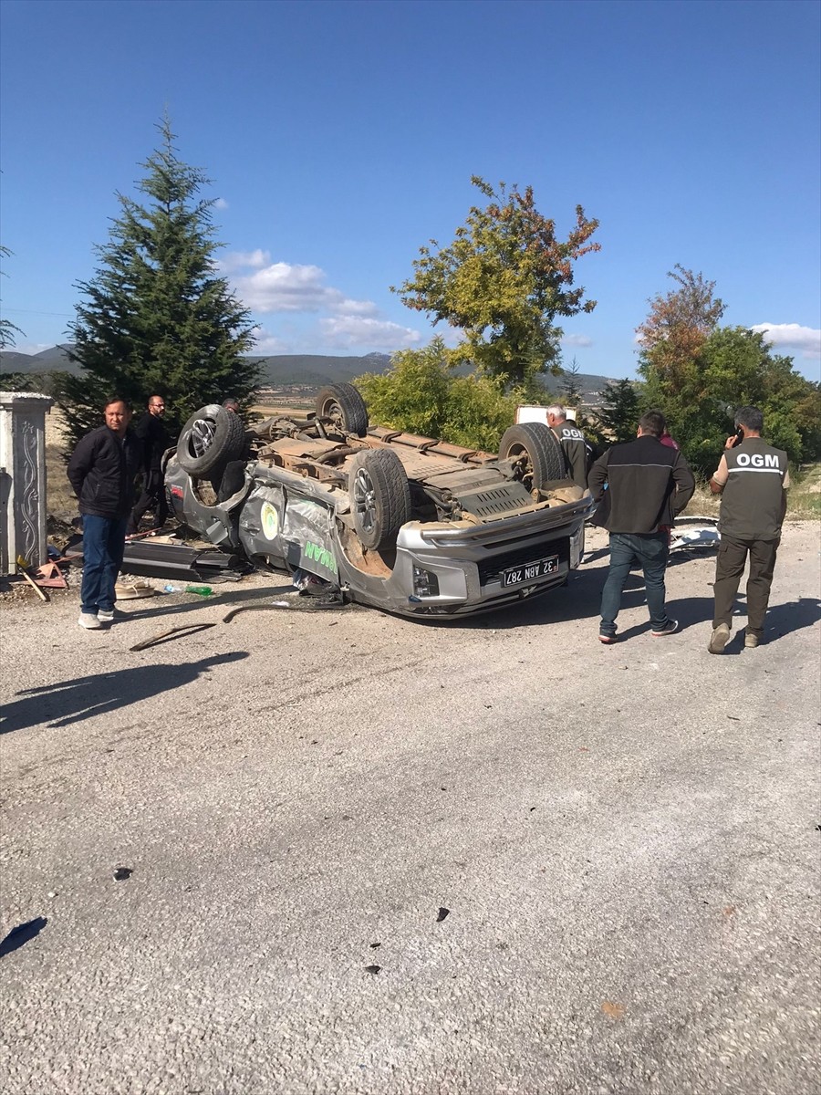 Isparta'nın Keçiborlu ilçesinde 4 aracın karıştığı zincirleme trafik kazasında, aralarında polis...