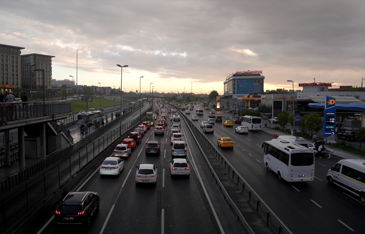 İstanbul'da haftanın ilk iş günü ve aralıklarla etkili olan yağış nedeniyle sabah saatlerinde bazı...