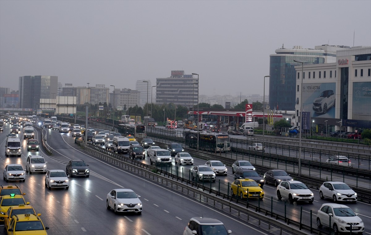 İstanbul'da haftanın ilk iş günü ve aralıklarla etkili olan yağış nedeniyle sabah saatlerinde bazı...