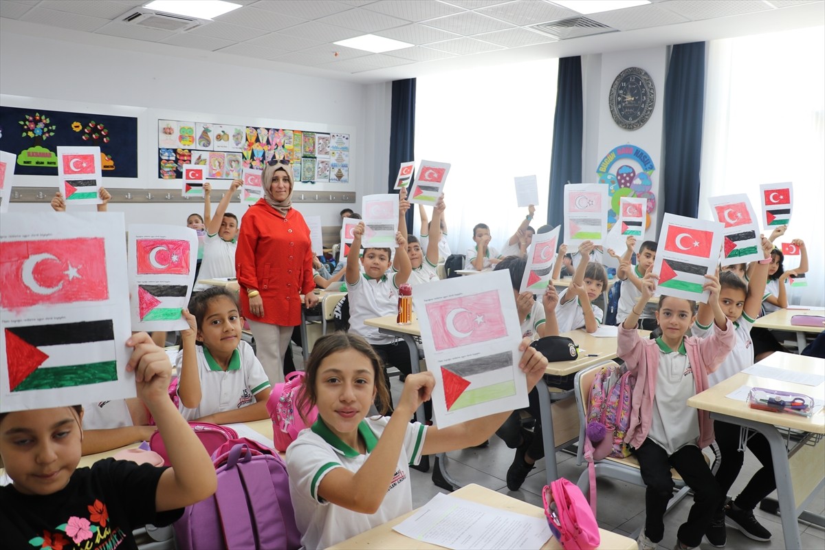 Kilis'te ilkokul öğrencileri, İsrail'in saldırılarını sürdürdüğü Gazze'deki çocuklar için mektup...