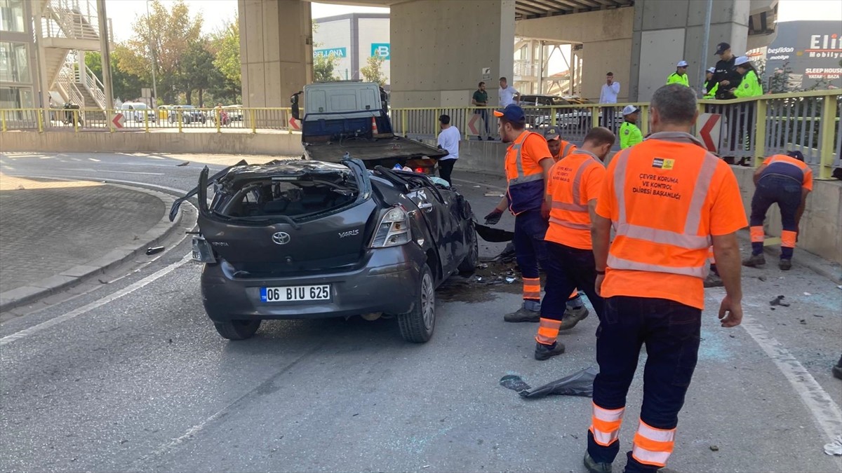 Konya'da köprülü üst geçitten bariyerlere çarparak alt yola düşen otomobilin sürücüsü olay yerinde...