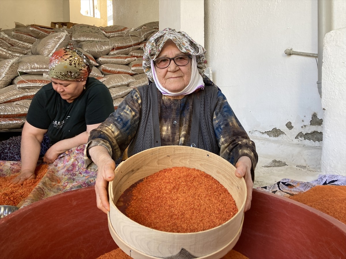 Manisa'nın Sarıgöl ilçesine bağlı Dadağlı Mahallesi'nde yaşayan Pakize Tosun, Ümmü Kılıç ve Ümmü...