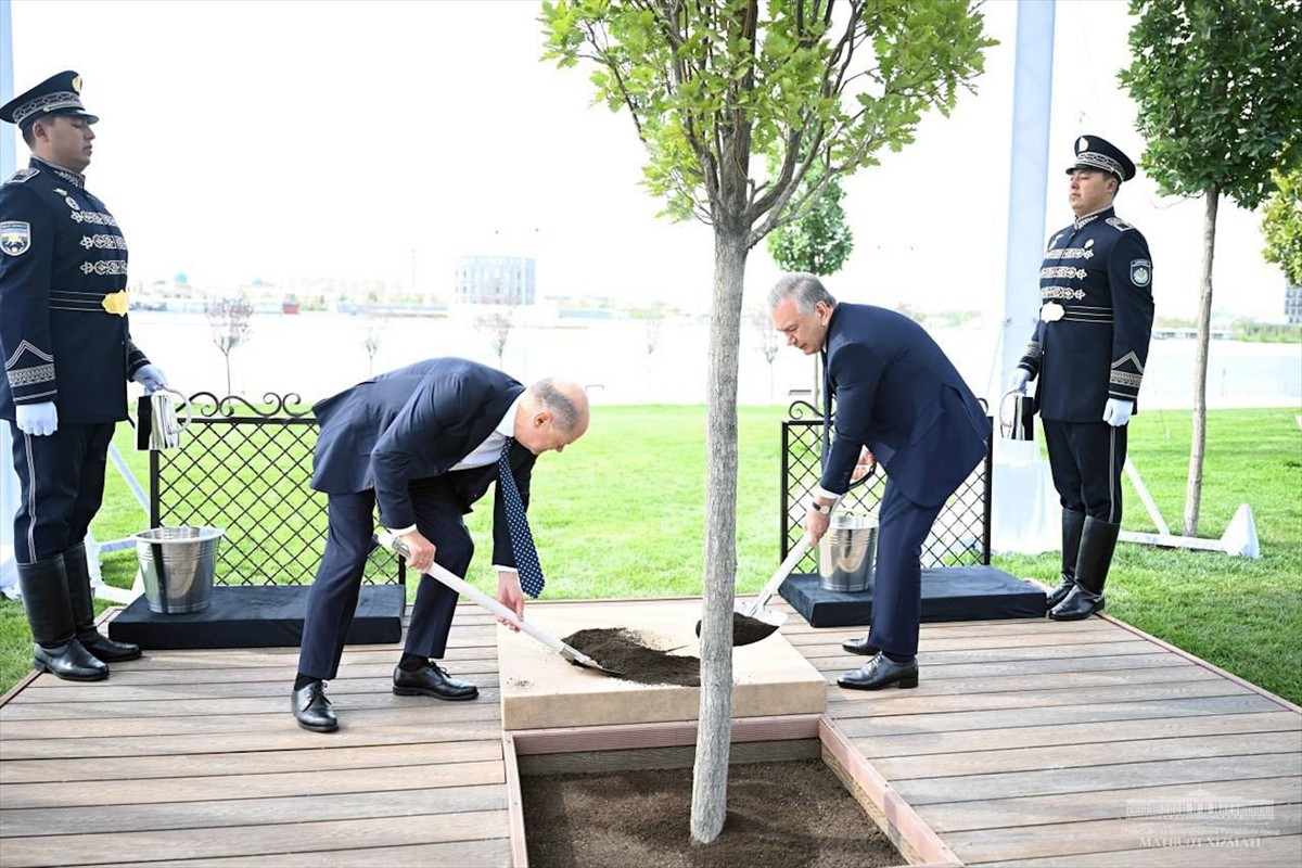 Özbekistan Cumhurbaşkanı Şevket Mirziyoyev (sağda), ülkede temaslarını sürdüren Almanya Başbakanı...