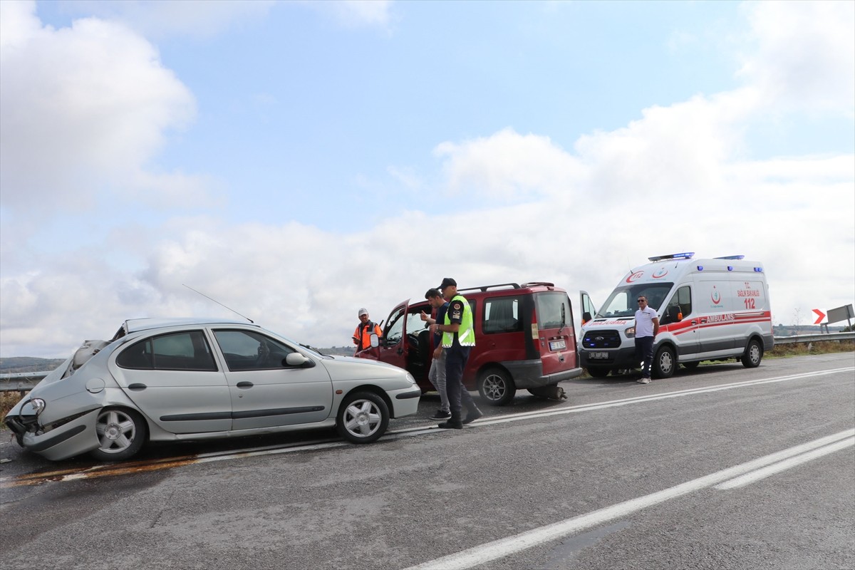 Samsun'un Havza ilçesinde hafif ticari araçla otomobilin çarpışması sonucu 4 kişi yaralandı. Kaza...