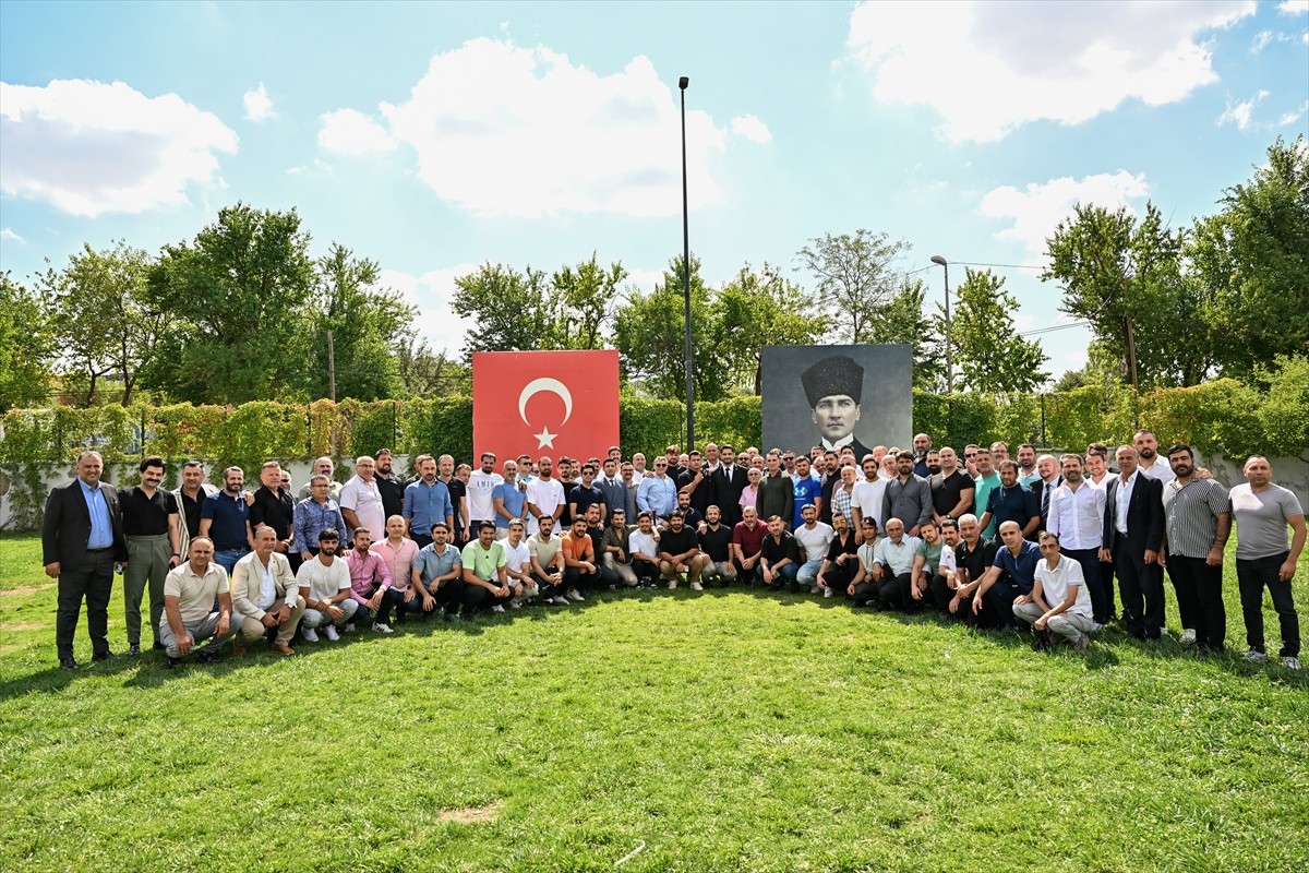 Türkiye Güreş Federasyonunun olağan seçimli genel kurulunda başkanlık için yarışacak olimpiyat...