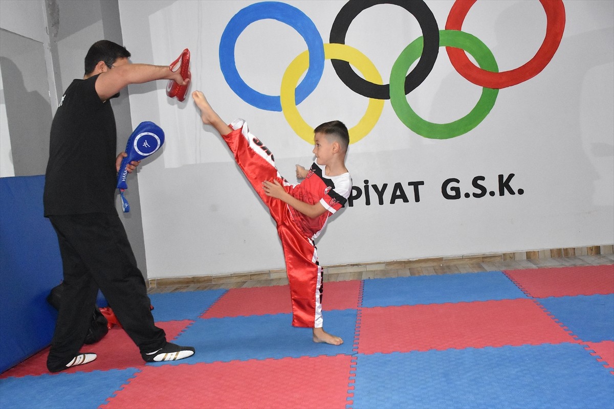 Van'ın Edremit İlçesinde yaşayan ve katıldığı ulusal, uluslararası kick boks müsabakalarında1...