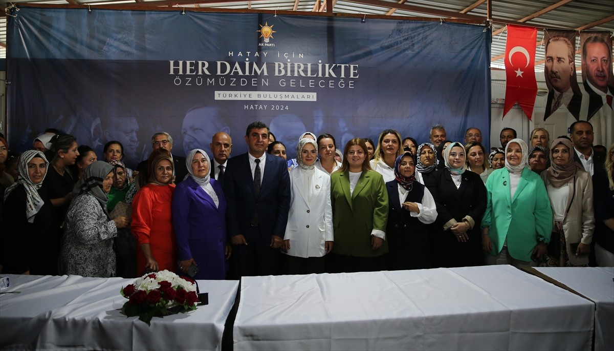 Aile ve Sosyal Hizmetler Bakanı Mahinur Özdemir Göktaş, AK Parti İl Başkanlığında düzenlenen...