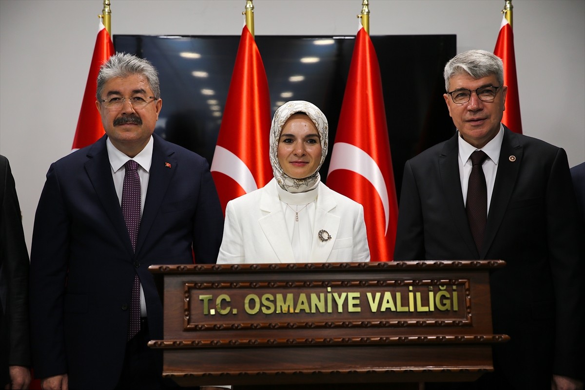 Aile ve Sosyal Hizmetler Bakanı Mahinur Özdemir Göktaş (sol 3), Osmaniye Valiliği'ni ziyaret etti....