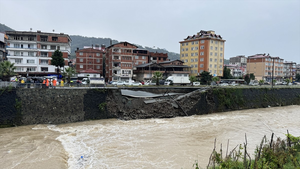 Artvin-Hopa kara yolunun Hopa istikameti, şiddetli yağışa bağlı çökme nedeniyle ulaşıma...