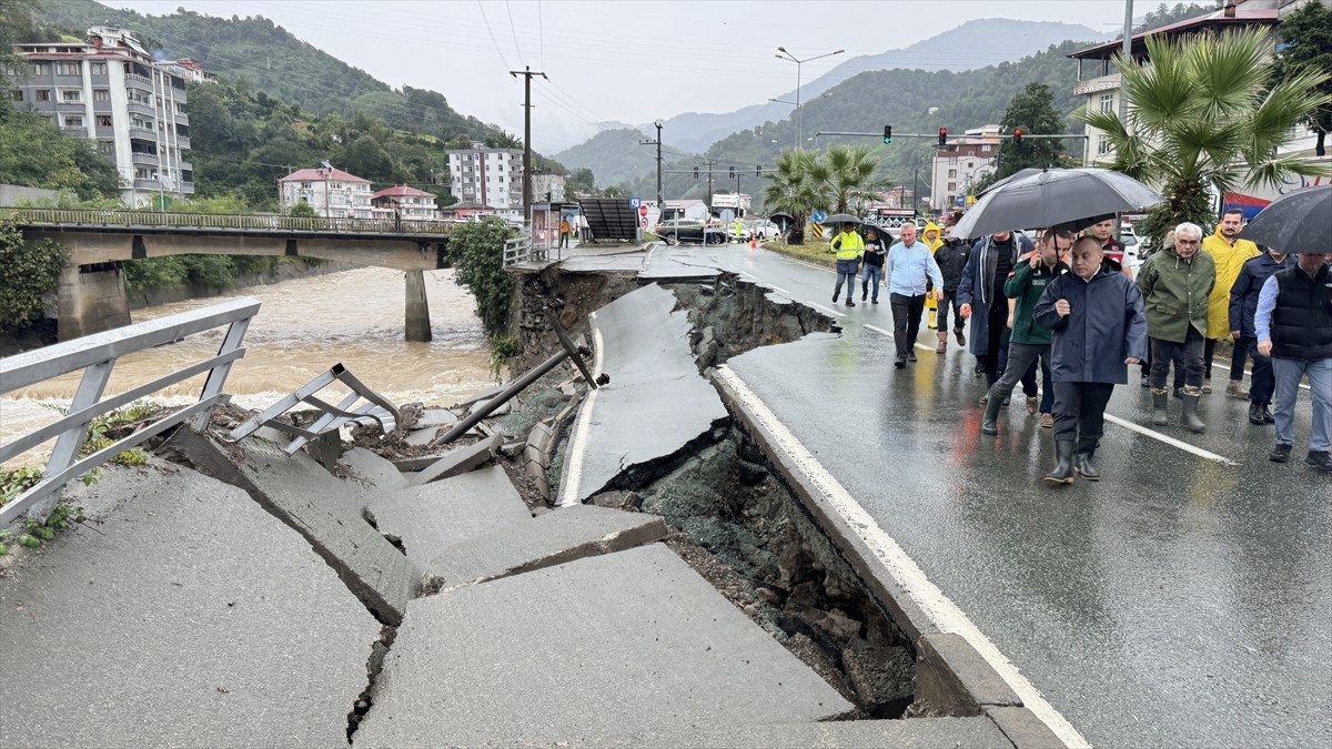 Artvin-Hopa kara yolunun Hopa istikameti, şiddetli yağışa bağlı çökme nedeniyle ulaşıma...