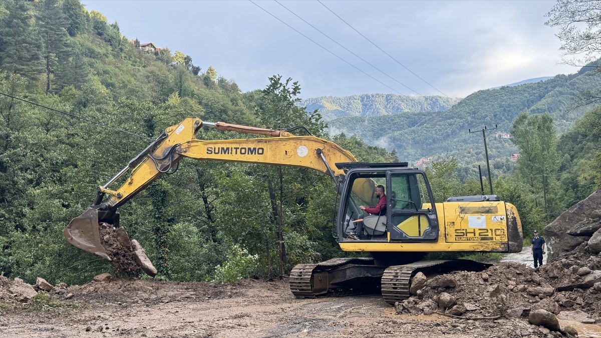 Artvin'de etkili olan yağışların ardından oluşan heyelan ve taşkınlar nedeniyle kapanan 32 köy...