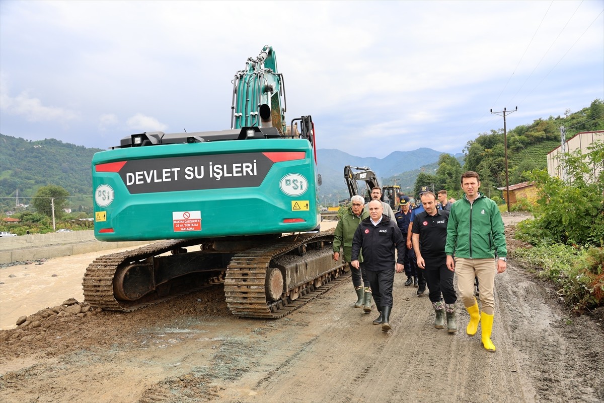 Artvin'de etkili olan yağışların ardından oluşan heyelan ve taşkınlar nedeniyle kapanan 32 köy...