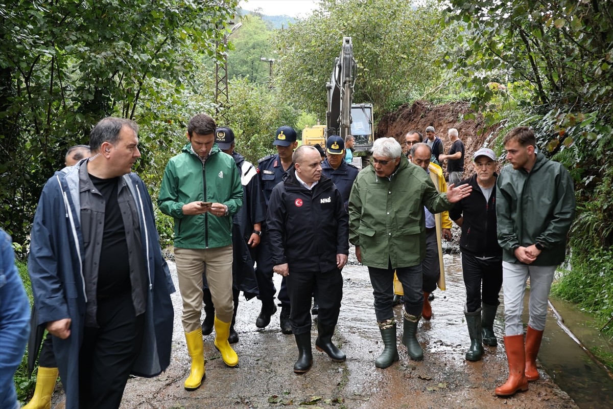 Artvin'de etkili olan yağışların ardından oluşan heyelan ve taşkınlar nedeniyle kapanan 32 köy...