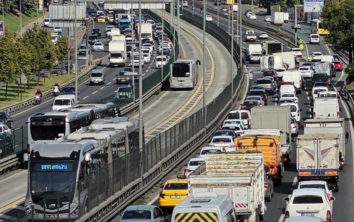 Bakırköy'de bir kamyonetin, metrobüs yolundaki bariyerler ile aydınlatma direğine çarpması...