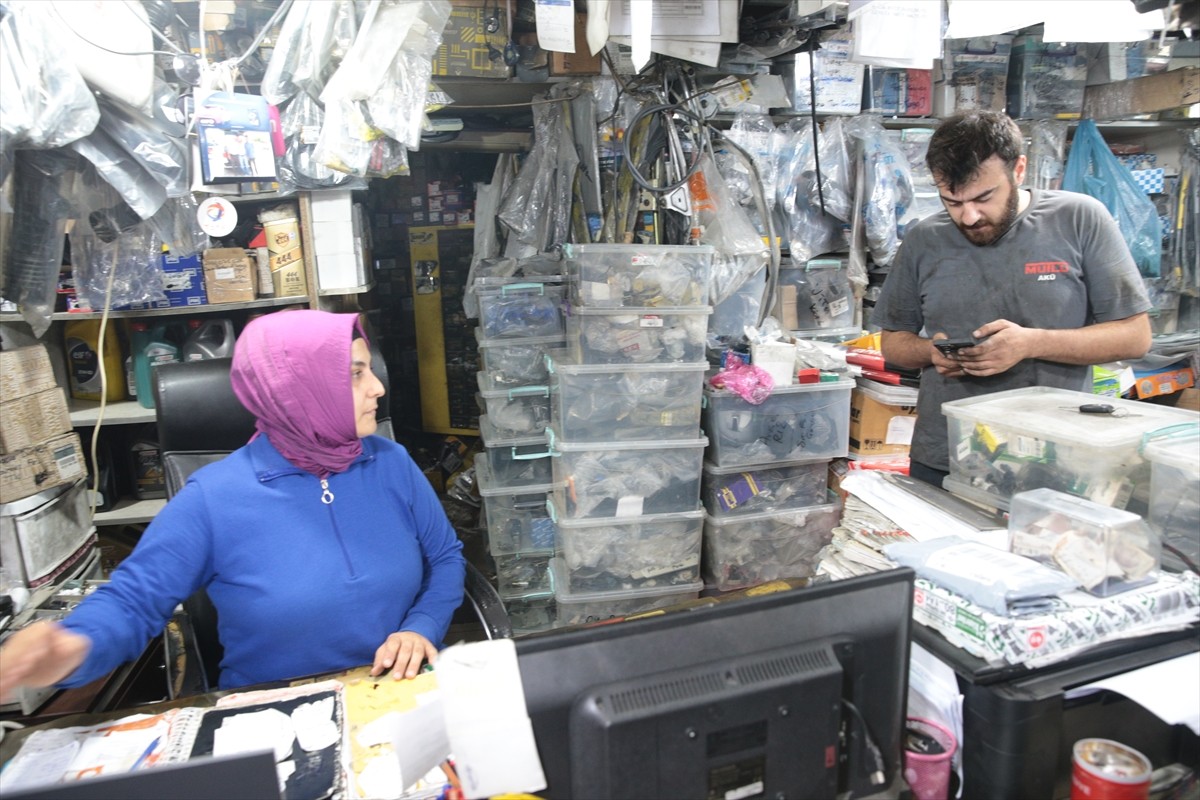 Bolu'da babasının karşı çıkmasına rağmen arabalara olan merakı dolayısıyla oto sanayide çalışmaya...