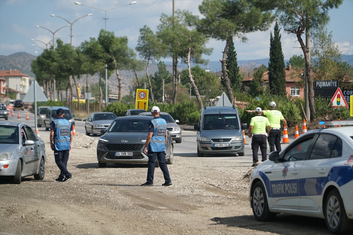 Çorum'un Osmancık ilçesinde yeni mahsul pirinç kullanılarak pişirilen pilav, D 100 kara yolunda...