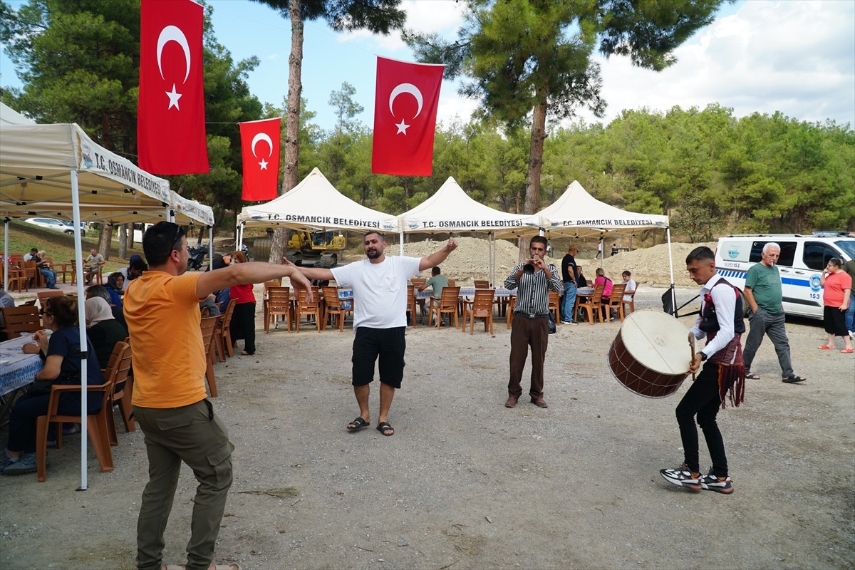 Çorum'un Osmancık ilçesinde yeni mahsul pirinç kullanılarak pişirilen pilav, D 100 kara yolunda...