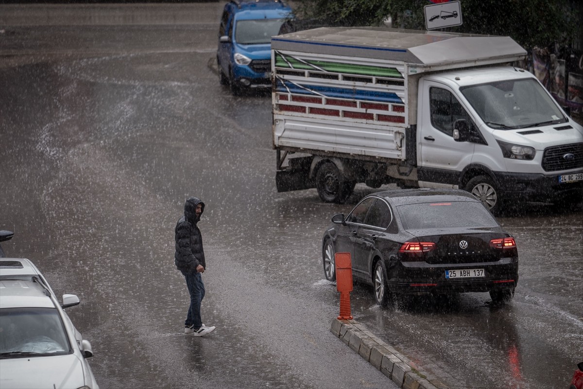 Erzurum'da sağanak hayatı olumsuz etkiledi. Kentin farklı noktalarında sürücüler, su birikintileri...