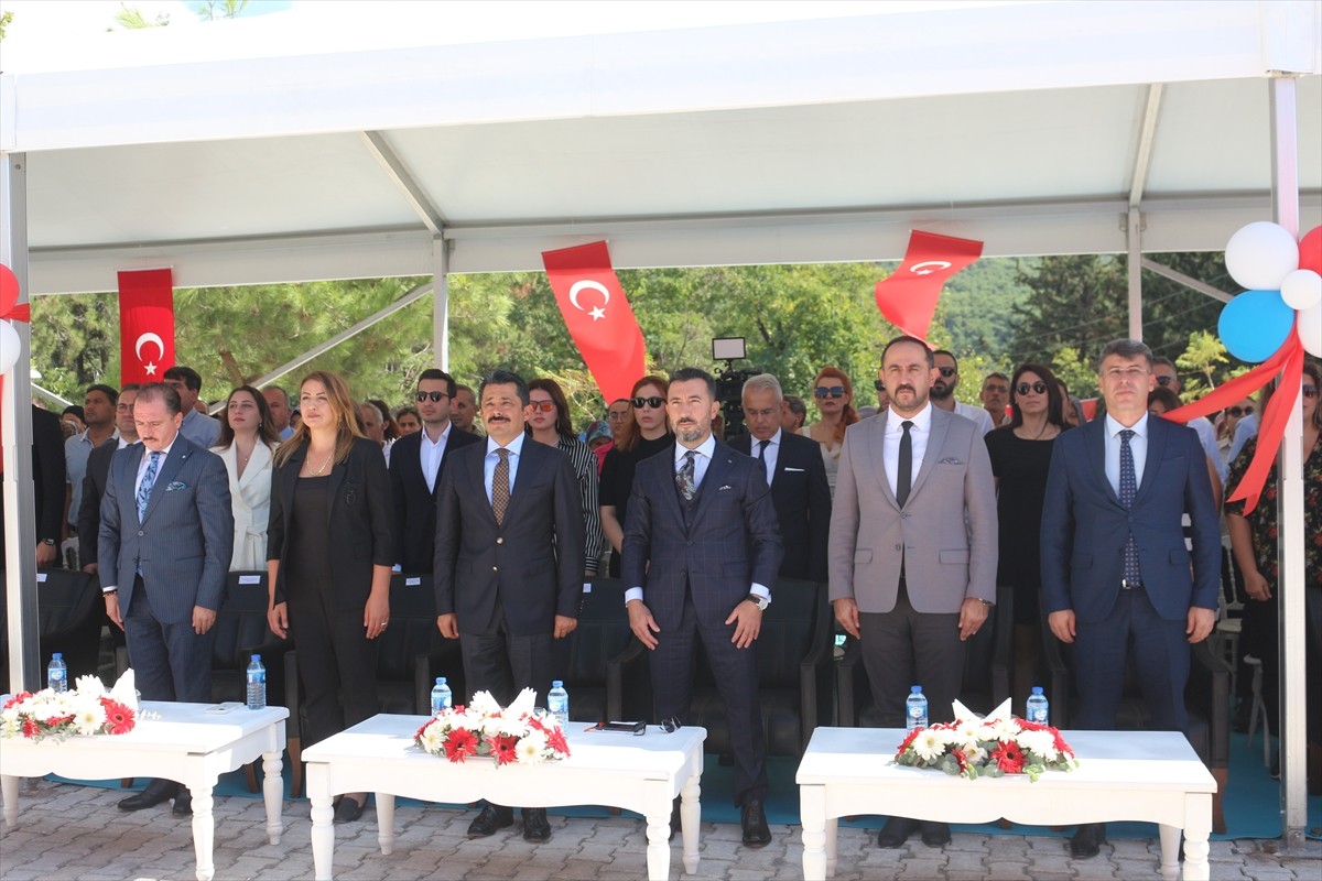 Hatay'ın İskenderun ilçesinde, 6 Şubat 2023'teki depremlerde ağır hasar alarak yıkılan okulun...