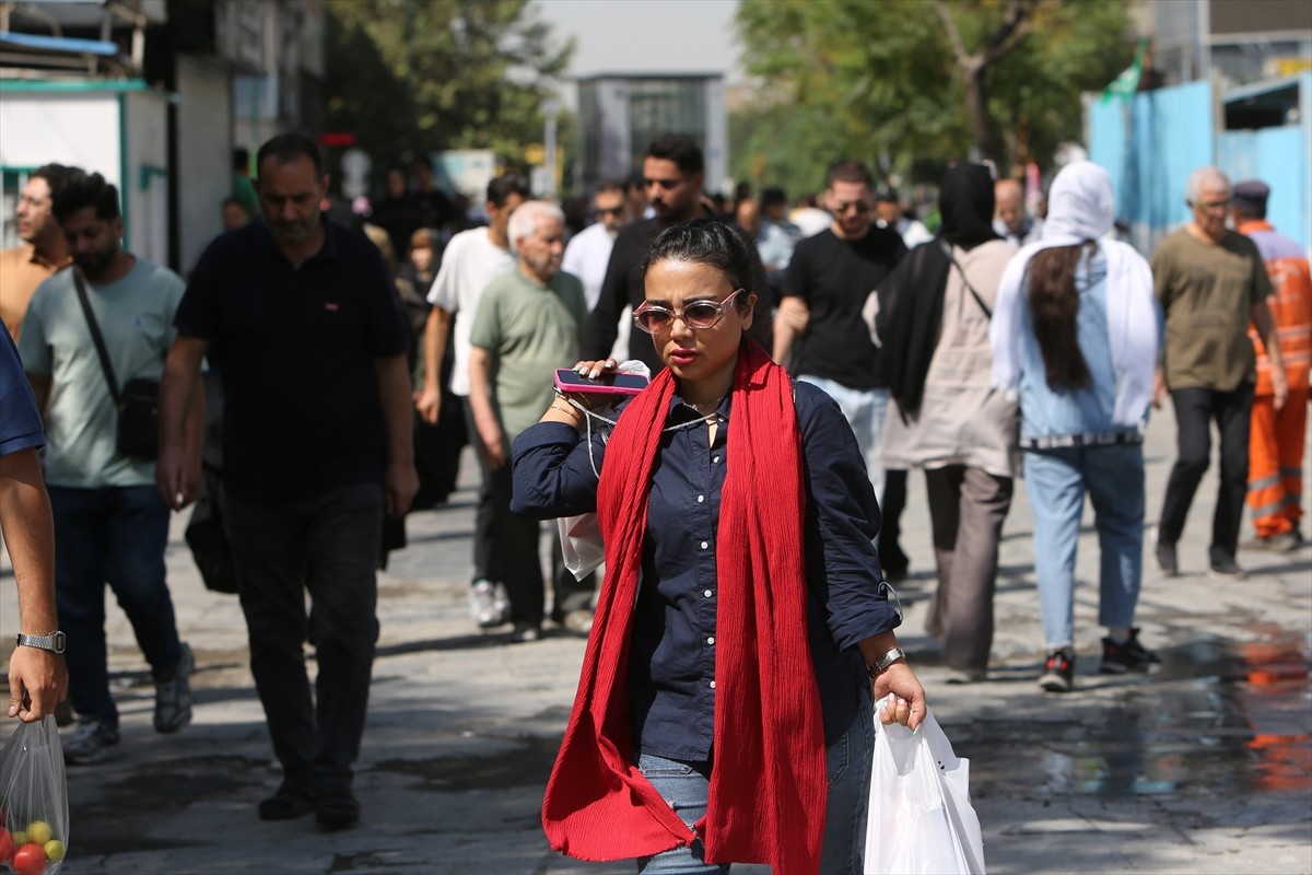 İran'da zorunlu başörtüsü kuralını ihlal ettiği gerekçesiyle gözaltına alınan 22 yaşındaki Mahsa...