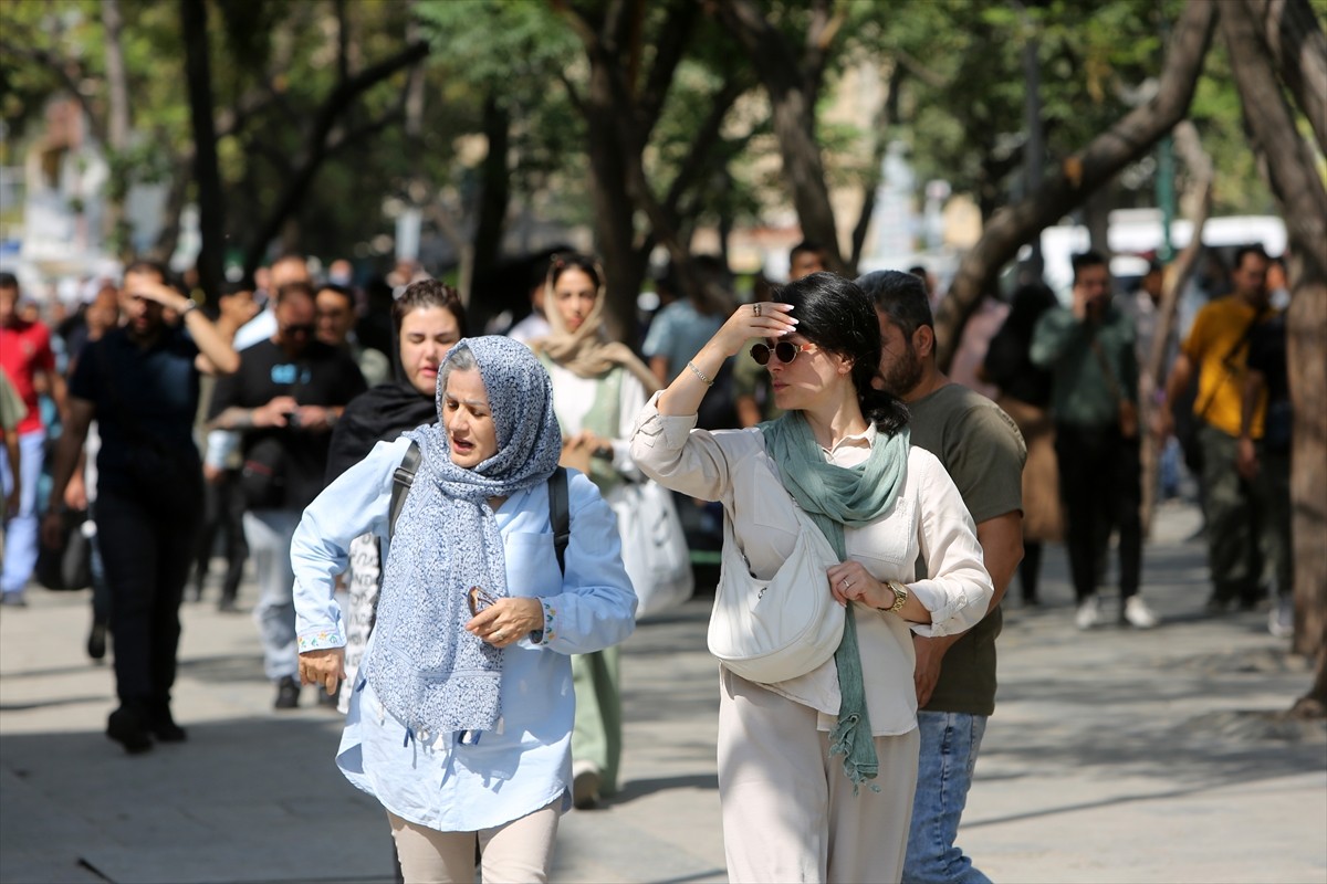 İran'da zorunlu başörtüsü kuralını ihlal ettiği gerekçesiyle gözaltına alınan 22 yaşındaki Mahsa...