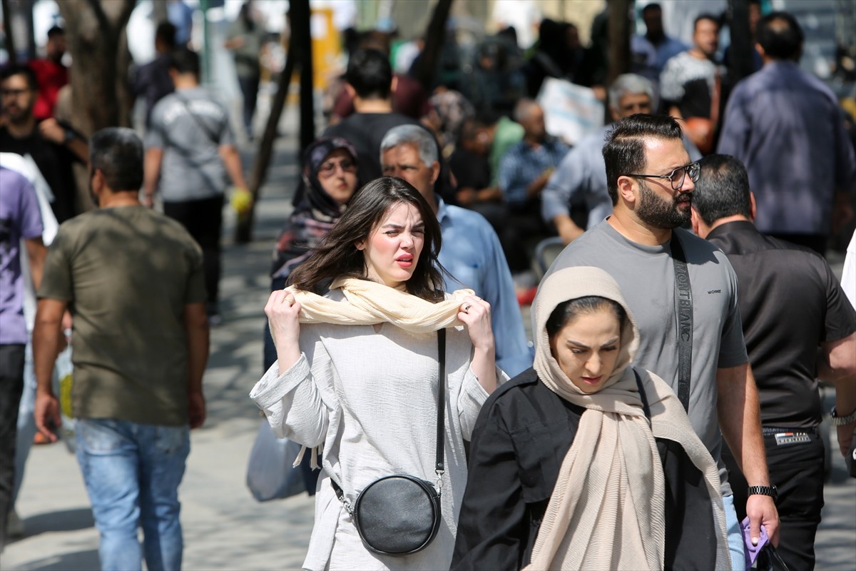 İran'da zorunlu başörtüsü kuralını ihlal ettiği gerekçesiyle gözaltına alınan 22 yaşındaki Mahsa...