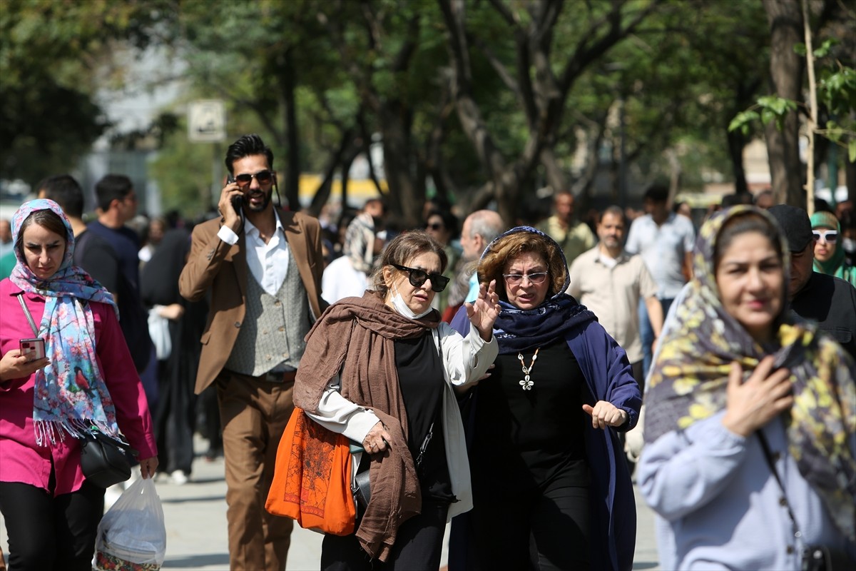 İran'da zorunlu başörtüsü kuralını ihlal ettiği gerekçesiyle gözaltına alınan 22 yaşındaki Mahsa...