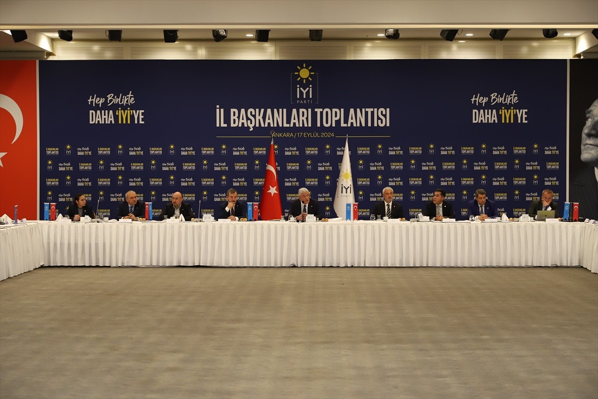 İYİ Parti Genel Başkanı Müsavat Dervişoğlu (solda), bir otelde düzenlenen toplantıda partisinin il...