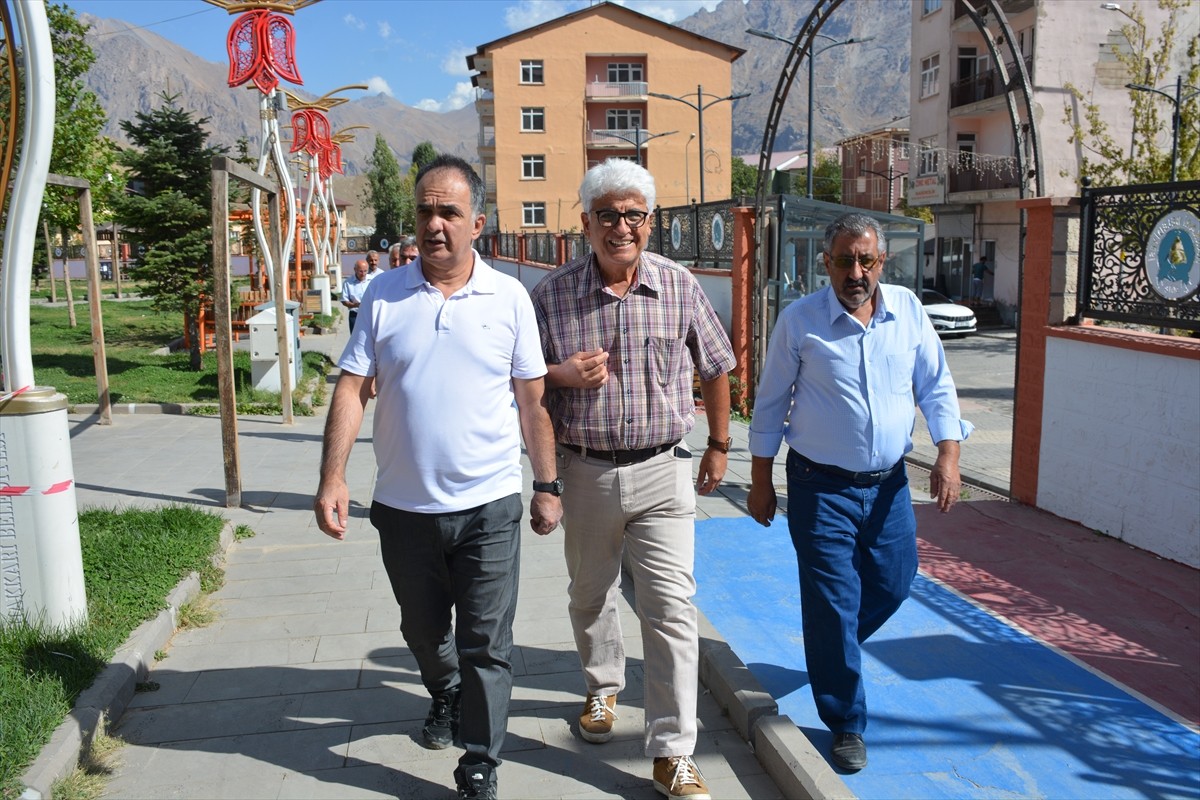 İzmir'de yaşayan ve 1982 yılında Hakkari'de görev yapan emekli öğretmen Osman Sayak (sağ 3)...