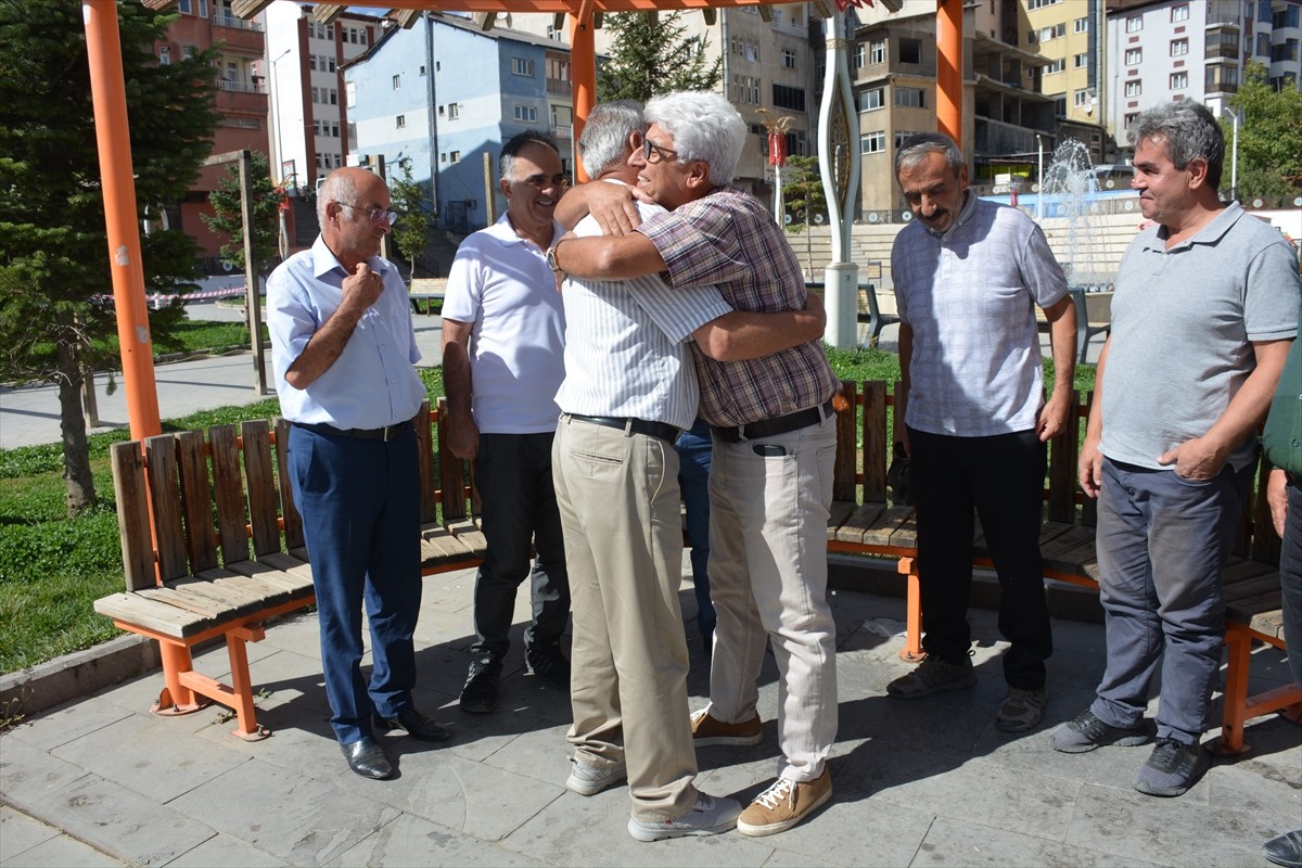 İzmir'de yaşayan ve 1982 yılında Hakkari'de görev yapan emekli öğretmen Osman Sayak (sağ 3)...