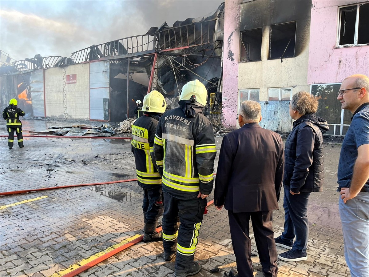 Kayseri'de bir keçe fabrikasında çıkan yangına ekiplerce müdahale ediliyor.  Olay yerine gelen...