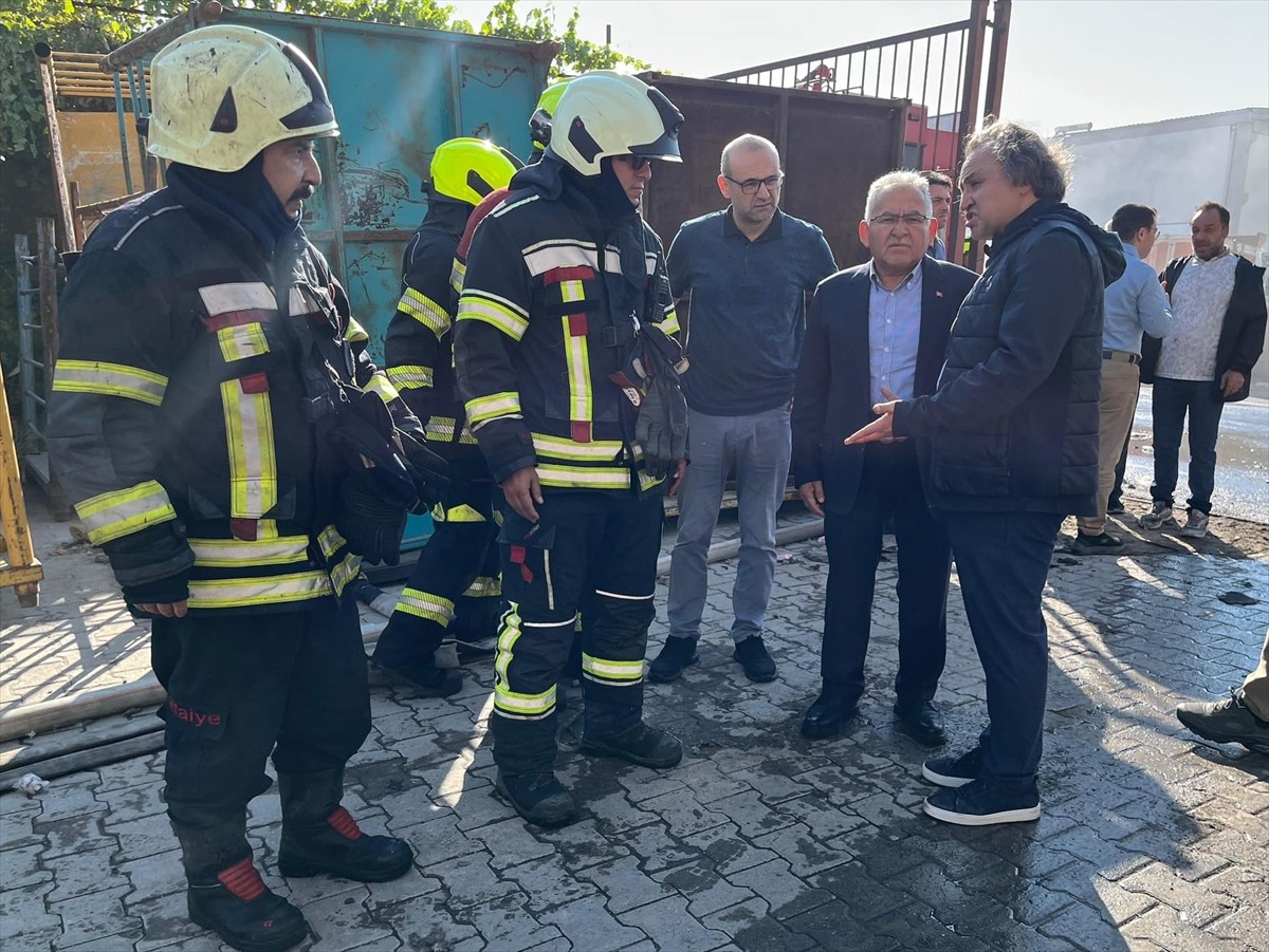 Kayseri'de bir keçe fabrikasında çıkan yangına ekiplerce müdahale ediliyor.  Olay yerine gelen...