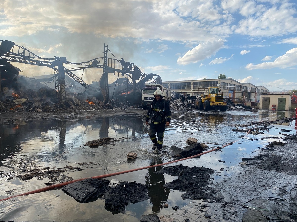 Kayseri'de keçe fabrikasında çıkan yangın, itfaiye ekiplerinin yaklaşık 14 saat süren çalışmasıyla...