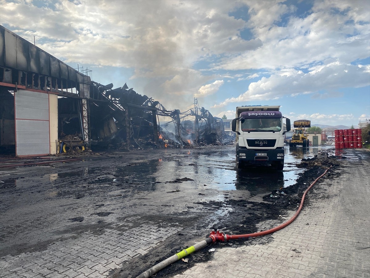 Kayseri'de keçe fabrikasında çıkan yangın, itfaiye ekiplerinin yaklaşık 14 saat süren çalışmasıyla...