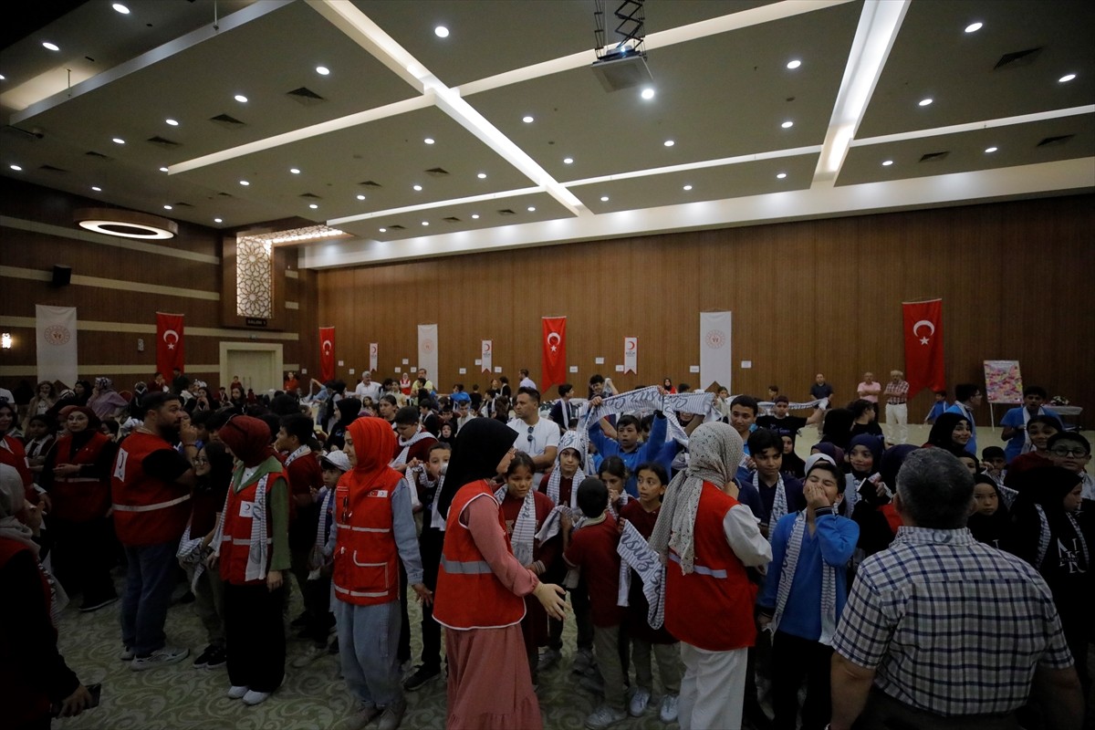 Konyaspor Kulübü ve Kızılay Karatay Şubesi, 300 ihtiyaç sahibi ilkokul öğrencisinin ayakkabı ve...