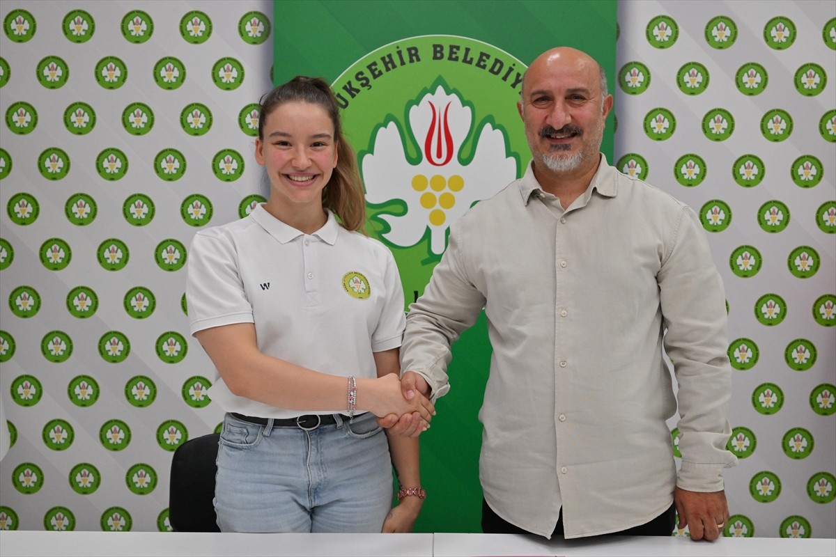 Milli cimnastikçi Ayşe Begüm Onbaşı, yeniden Manisa Büyükşehir Belediyespor bünyesinde yarışacak....